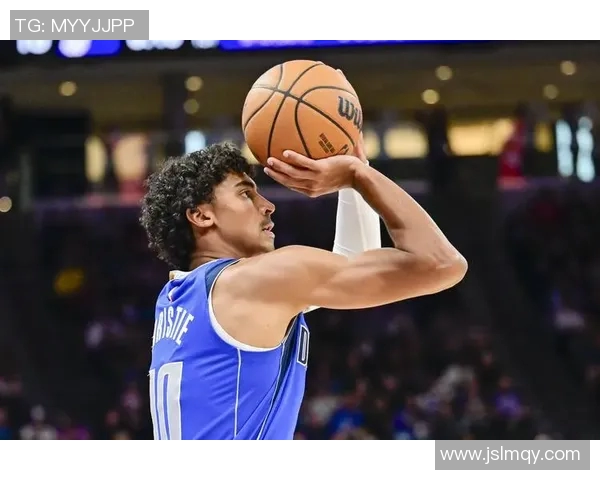 猛龙与独行侠激战正酣NBA赛季精彩对决引发球迷热议