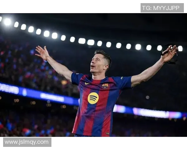 莱万在欧冠赛场火力全开10场12球领跑射手榜稳获金靴荣誉